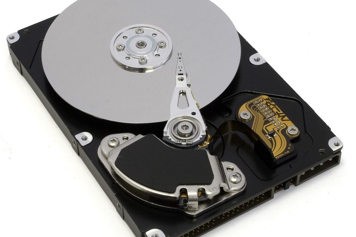 Vue d'un disque dur démonté avec ses composants internes exposés