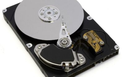 Vue d'un disque dur démonté avec ses composants internes exposés