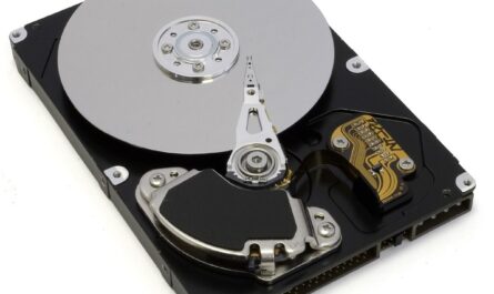 Vue d'un disque dur démonté avec ses composants internes exposés