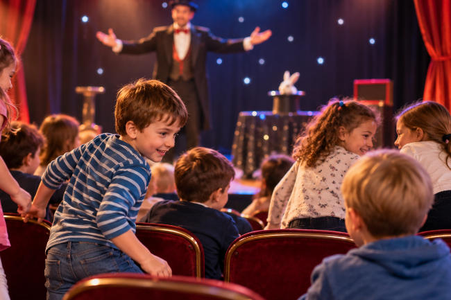 Pourquoi certains enfants changent-ils de place dès que le spectacle commence ?