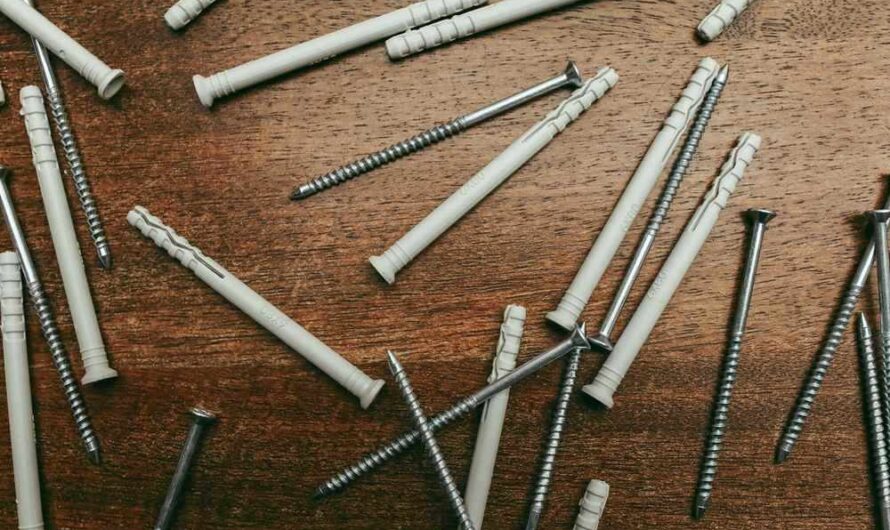 Fixer une étagère lourde en parpaing creux : le scellement
